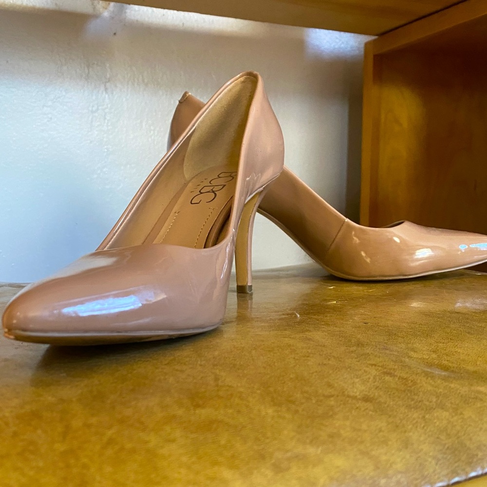 BCBG taupe heels